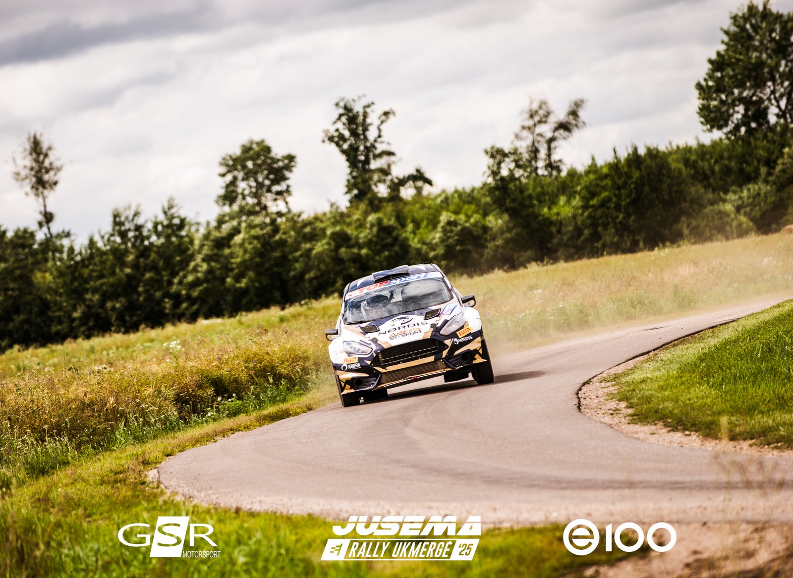 Po pirmų keturių „Jusema Rally Ukmergė 2025“  greičio ruožų – kovos dėl mikroskopinių sekundės dalių