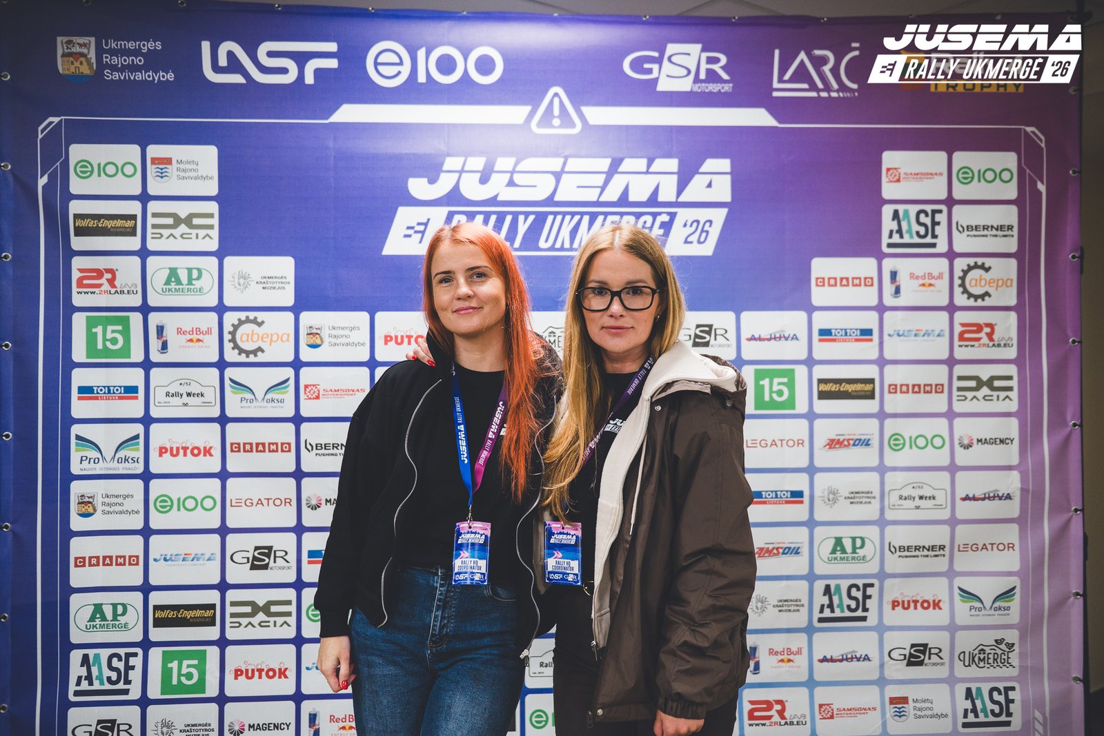 Lietingas, bet darbingas „Jusema Rally Ukmergė 2026“ ketvirtadienis – formalumus susitvarkę lenktyninikai, patikrinti sportiniai automobiliai bei be galo slidūs greičio ruožai